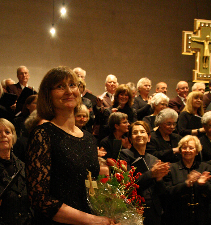 Chor im Hintergrund - Ulli mit Blumen