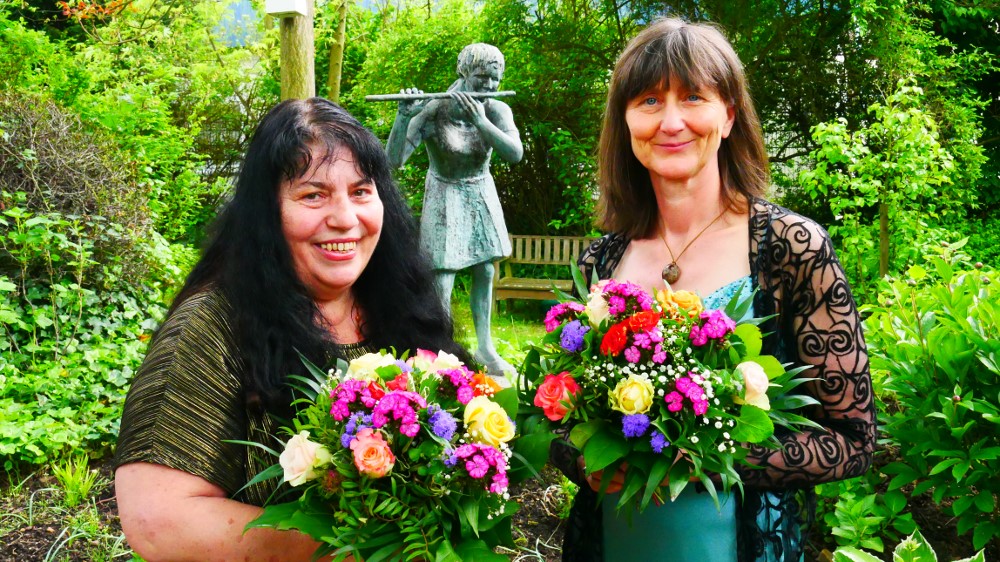 Carmen+Ulli mit Blumen