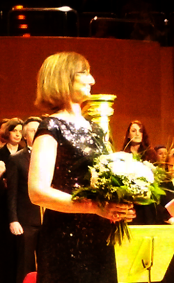 Ulli mit Blumen in Philharmonie